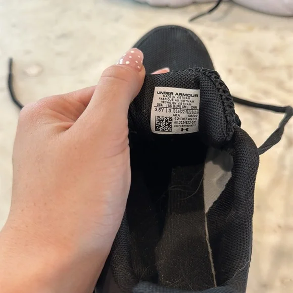 Under Armour Black and White Sneakers Sleek Design - Picture 2 of 4